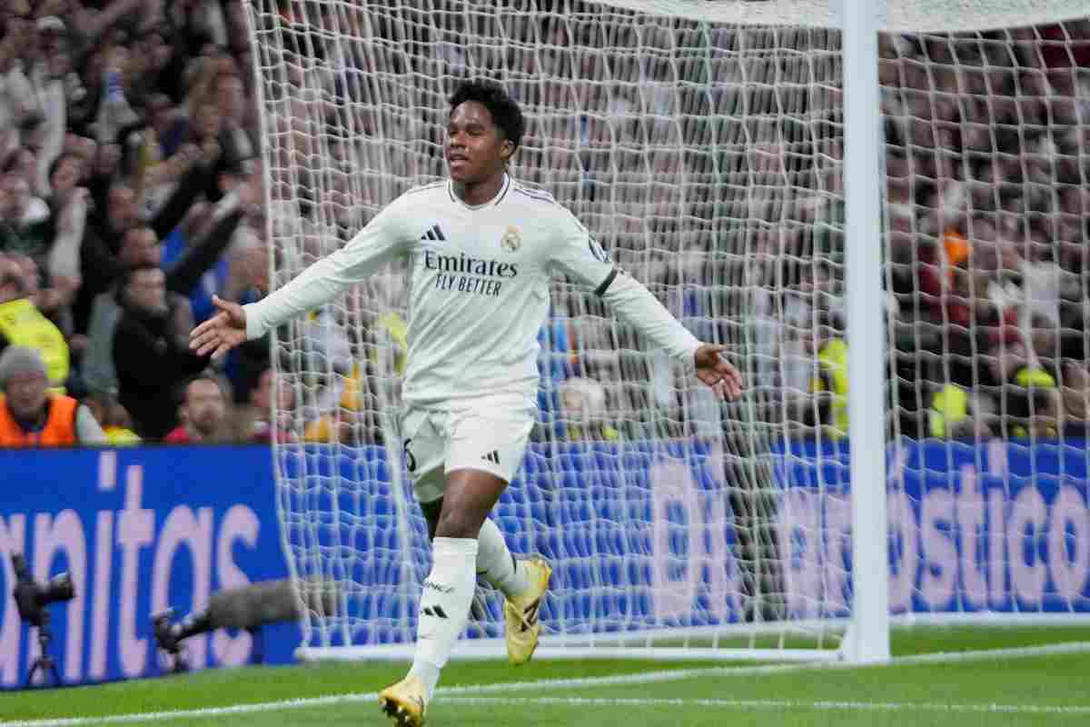 Endrick esulta dopo una rete