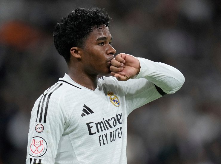 Endrick esulta dopo una rete