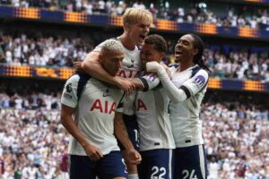 Richarlison esulta con i compagni