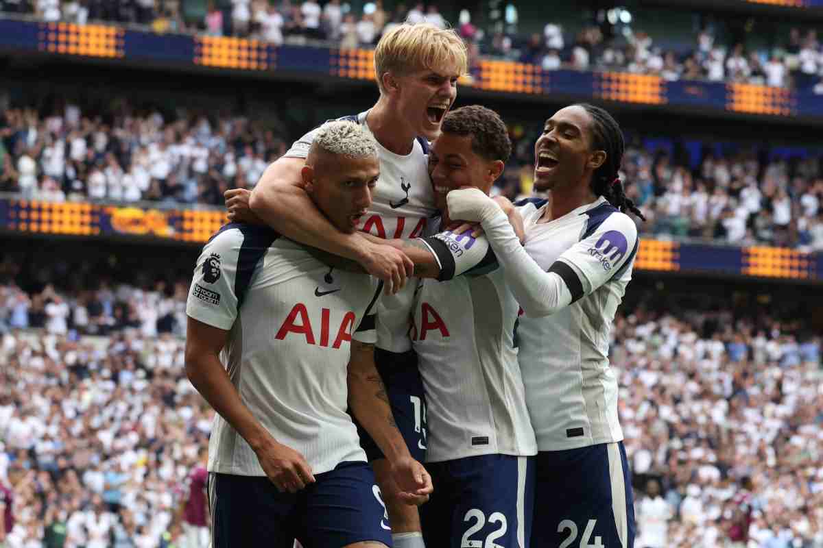 Richarlison esulta con i compagni