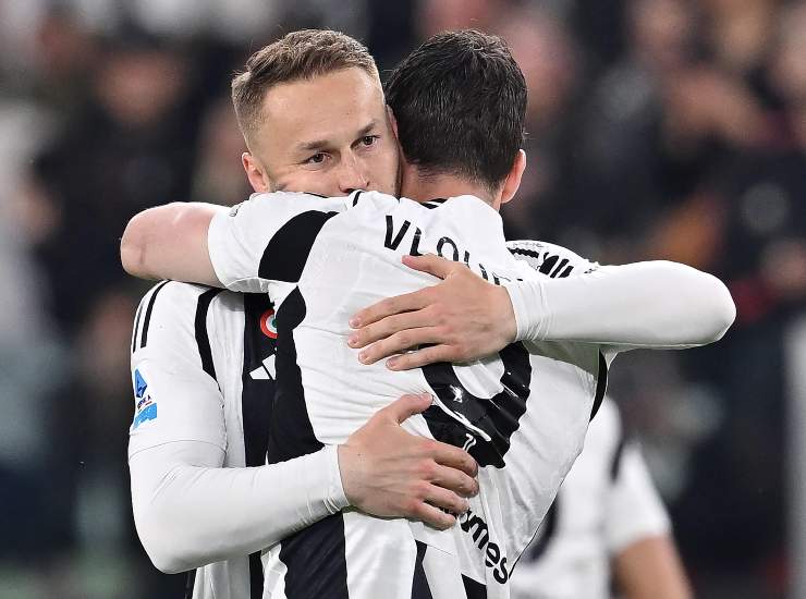 Koopmeiners abbraccia Vlahovic