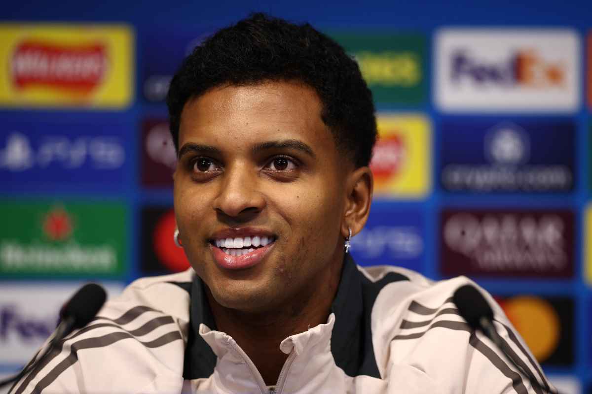 Rodrygo sorridente in primo piano